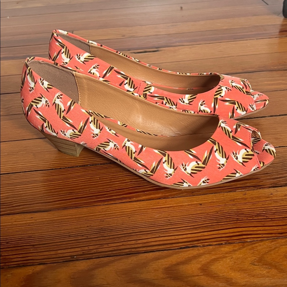 CL by Laundry Home Run Parrots Coral Patterned Peep-Toe Heels - NIB - Size 8 - Picture 2 of 11